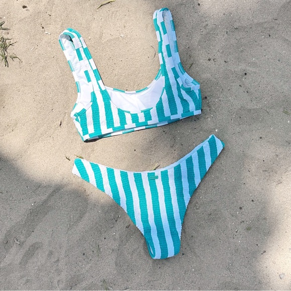 RETRO-INSPIRED Roxy smocked striped bikini - Picture 4 of 5